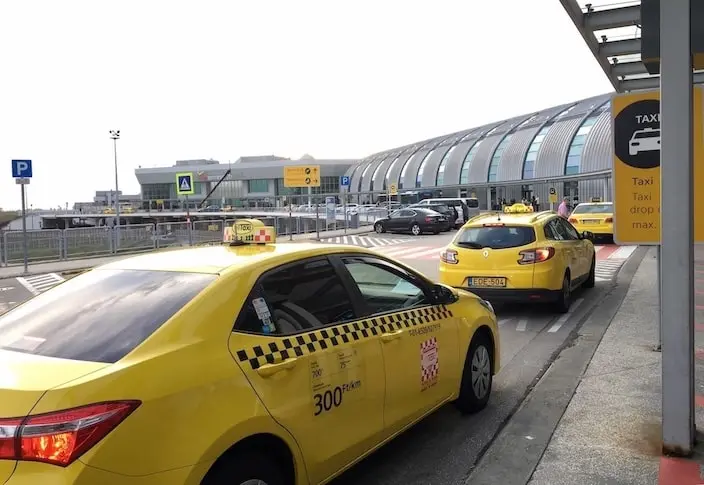 Read more about the article Getting To Airports: Comparing Prices Of Taxis and Other Transportation Types