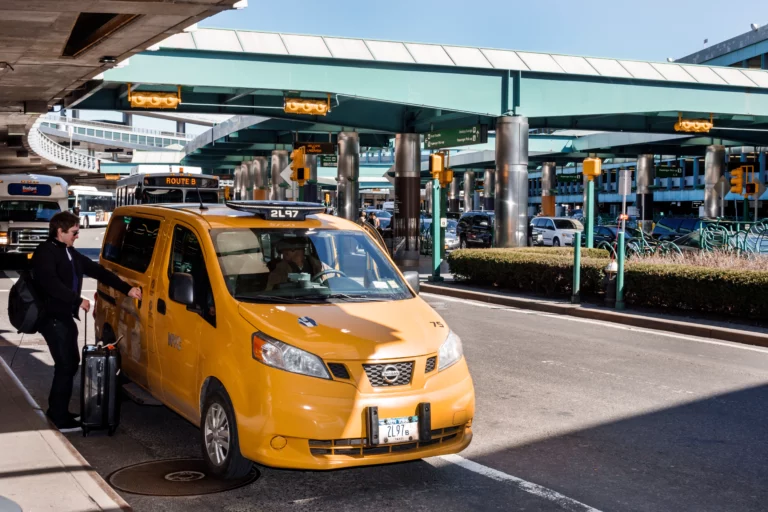Read more about the article How to Choose the Right Taxi for Airport Transfers