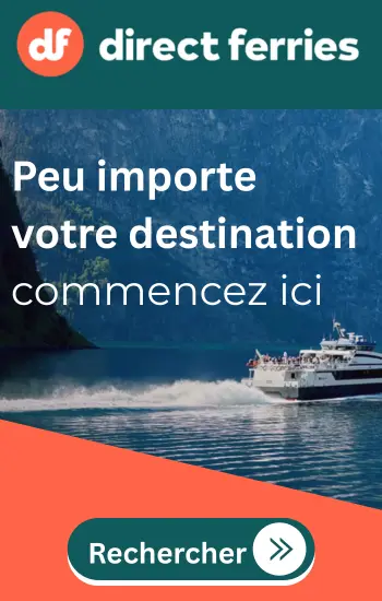 Ferry naviguant entre des falaises avec message promotionnel pour réserver des billets de bateau en ligne